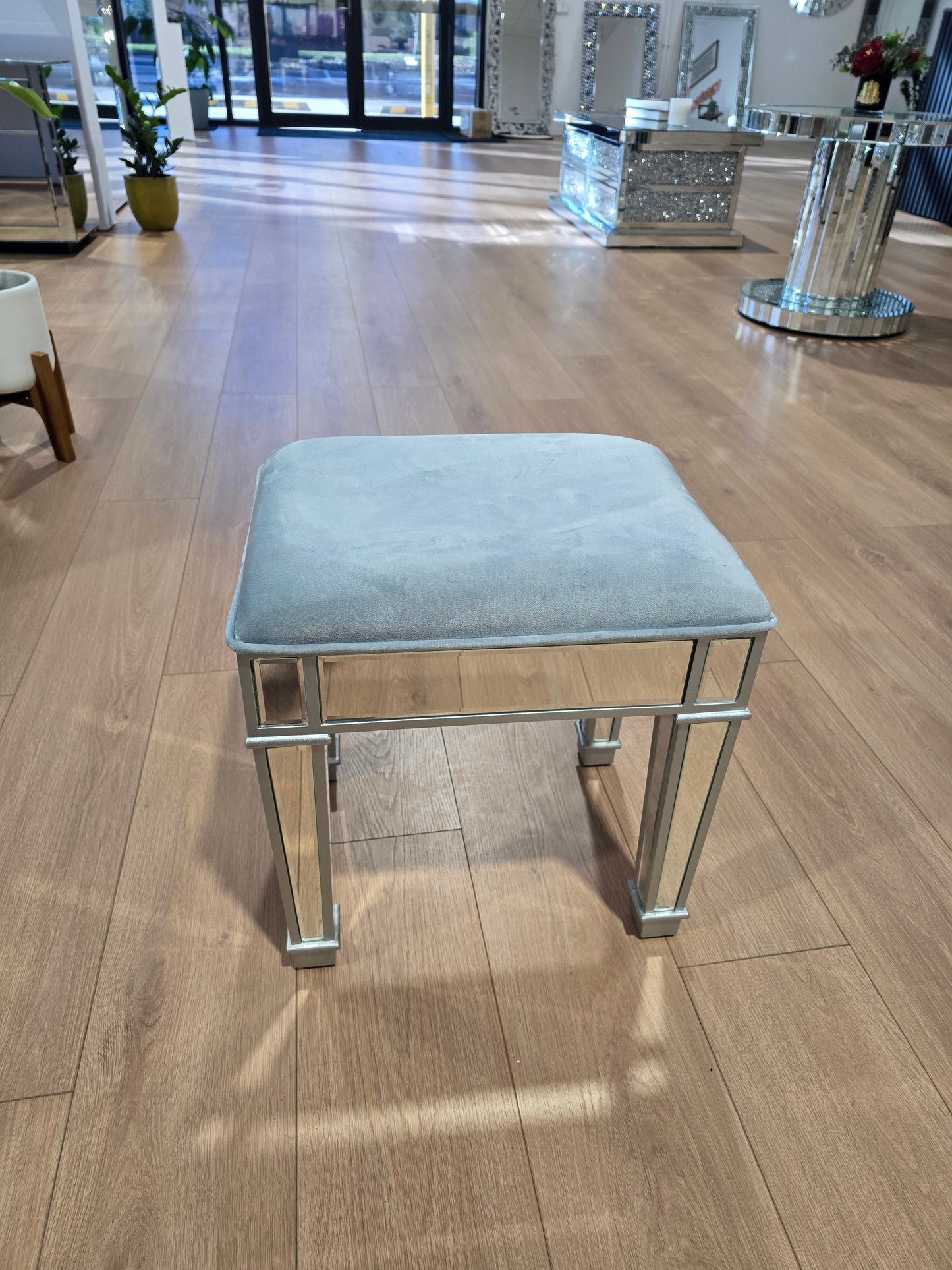 Mirrored Makeup Stool (Velvet Cushion)