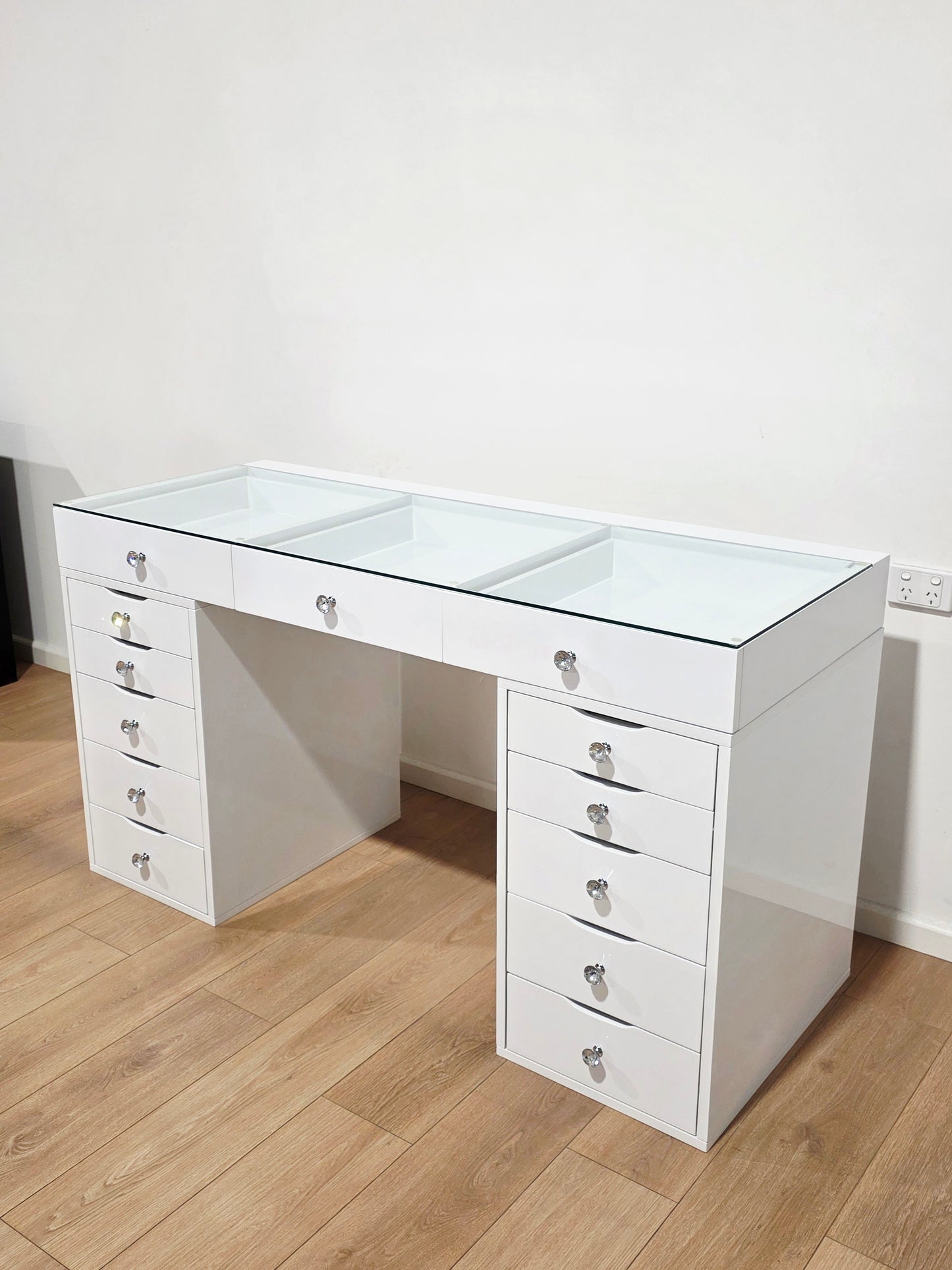 L150cm - White Beauty Station with Clear Glass Top