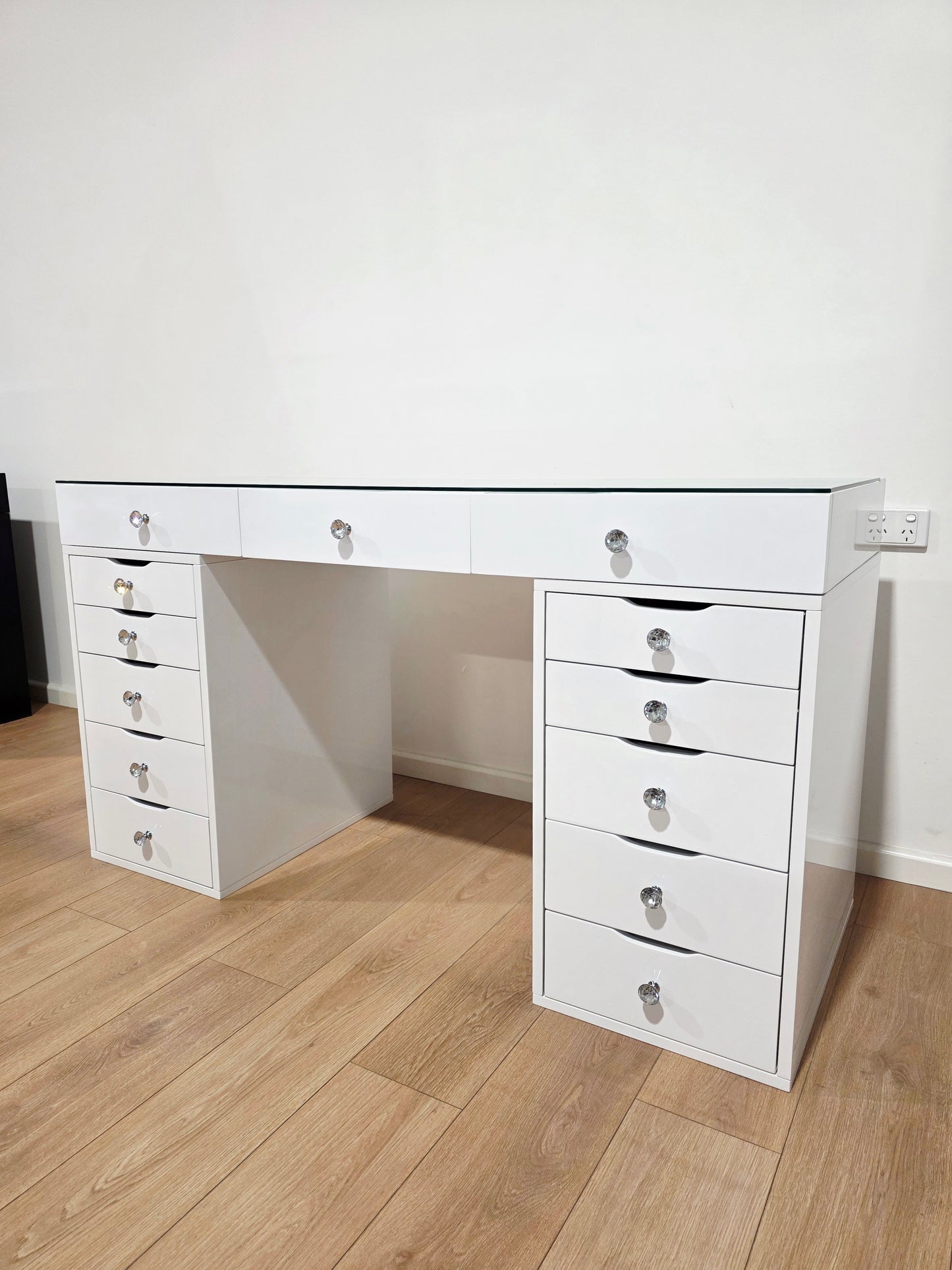 L150cm - White Beauty Station with Clear Glass Top