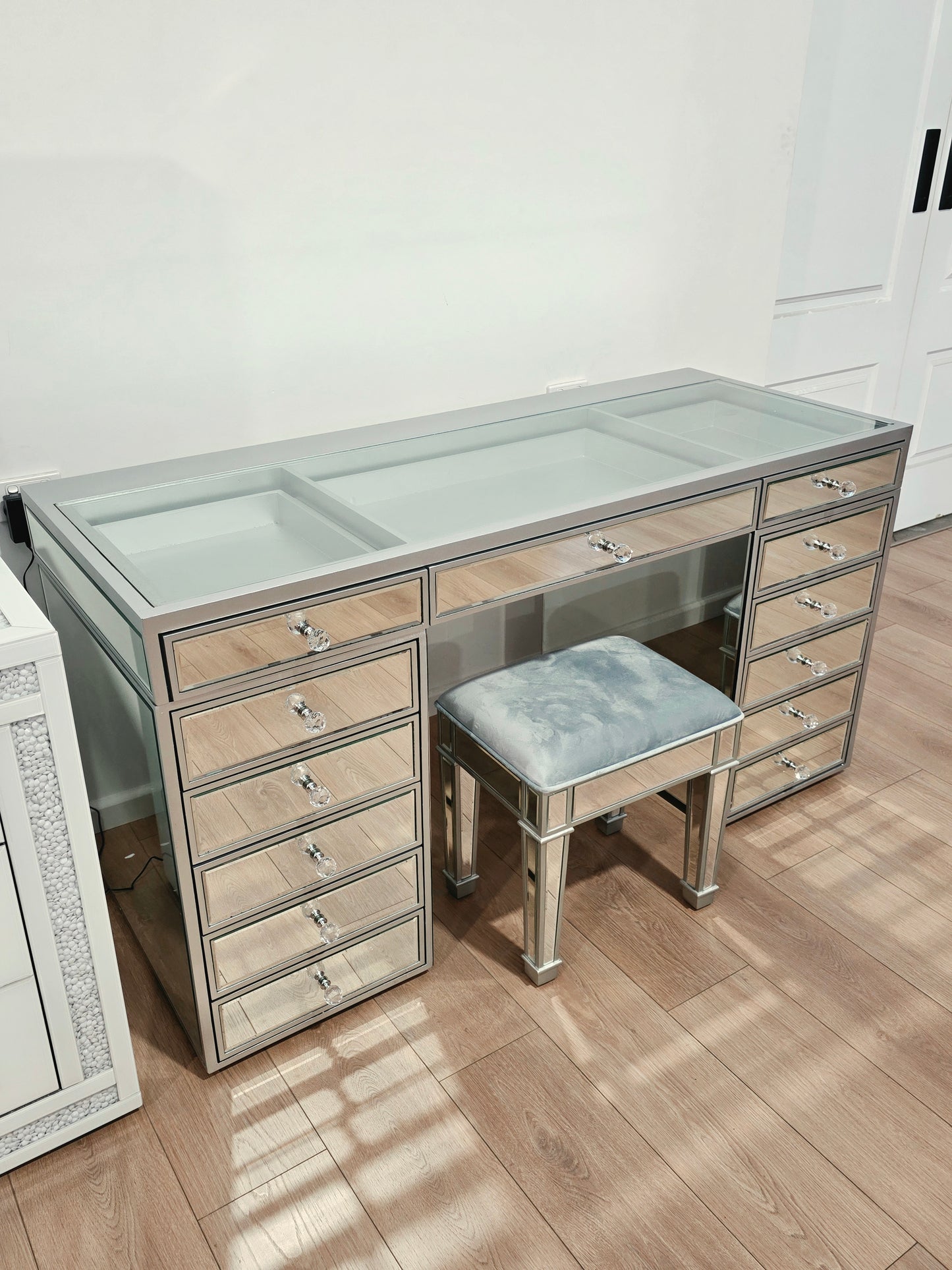 L150cm Mirrored Beauty Station with See Through Glass Top