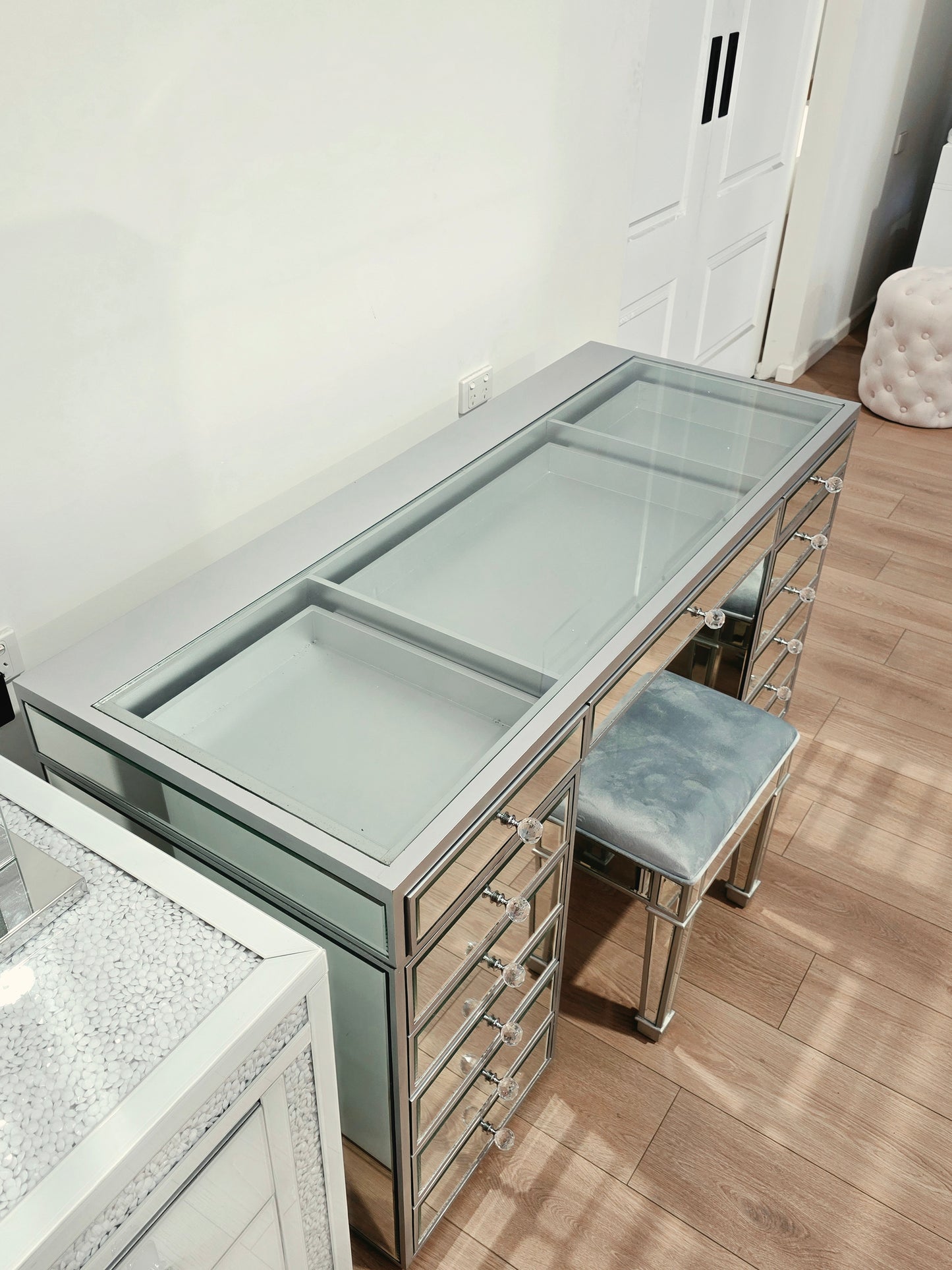 L150cm Mirrored Beauty Station with See Through Glass Top